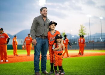 UNIFORMA RAÚL CANTÚ A LIGAS PEQUEÑAS EN GARCÍA; ENTREGAN APOYOS EN ESTADIO NIÑOS CAMPEONES