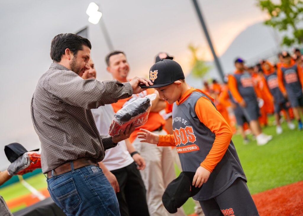 UNIFORMA RAÚL CANTÚ A LIGAS PEQUEÑAS EN GARCÍA; ENTREGAN APOYOS EN ESTADIO NIÑOS CAMPEONES 5 IMAGE 2026 04 28 132453