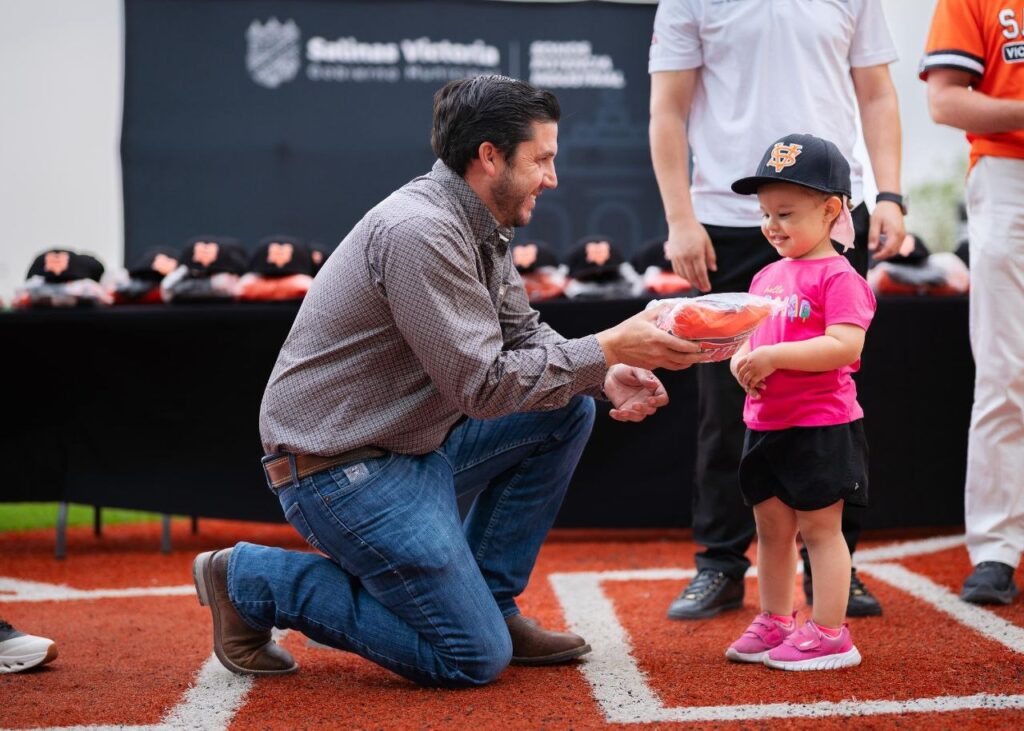 UNIFORMA RAÚL CANTÚ A LIGAS PEQUEÑAS EN GARCÍA; ENTREGAN APOYOS EN ESTADIO NIÑOS CAMPEONES 3 IMAGE 2026 04 28 132503