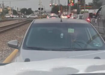 ¿Y LA AUTORIDAD VIAL?; CIRCULA EN CONTRA EN SAN NICOLÁS E INTENTA EMPUJAR CAMIONETA DE FRENTE PARA ABRIRSE PASO