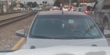 ¿Y LA AUTORIDAD VIAL?; CIRCULA EN CONTRA EN SAN NICOLÁS E INTENTA EMPUJAR CAMIONETA DE FRENTE PARA ABRIRSE PASO