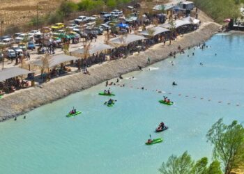 ¿PLAYA EN GARCÍA? IMPROVISA MANUEL GUERRA ‘PLAYITA’ EN RIO PESQUERÍA CON REPRESAS; CUESTIONAN MANIPULACIÓN Y DAÑO A HUMEDALES Y ECOSISTEMA