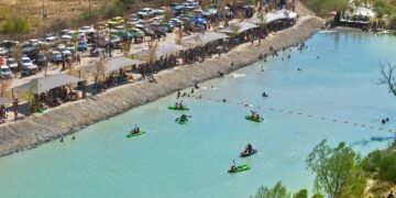 ¿PLAYA EN GARCÍA? IMPROVISA MANUEL GUERRA ‘PLAYITA’ EN RIO PESQUERÍA CON REPRESAS; CUESTIONAN MANIPULACIÓN Y DAÑO A HUMEDALES Y ECOSISTEMA