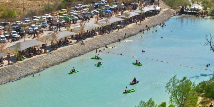 ¿PLAYA EN GARCÍA? IMPROVISA MANUEL GUERRA ‘PLAYITA’ EN RIO PESQUERÍA CON REPRESAS; CUESTIONAN MANIPULACIÓN Y DAÑO A HUMEDALES Y ECOSISTEMA