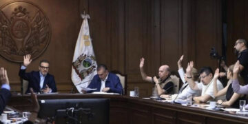 APRUEBA CABILDO REGIO COMPRA DE CASAS EN CUMBRES POR 280 MILLONES EN PLENA SEMANA SANTA; ADVIERTE ADRIÁN QUE QUIENES NO QUIERAN VENDER PODRÍAN SER EXPROPIADOS