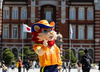SUENA MÚSICA NORTEÑA EN TOKIO; RECORRE MASCOTA DEL MUNDIAL EN NUEVO LEÓN CALLES NIPONAS