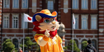 SUENA MÚSICA NORTEÑA EN TOKIO; RECORRE MASCOTA DEL MUNDIAL EN NUEVO LEÓN CALLES NIPONAS