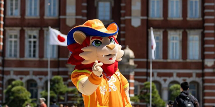 SUENA MÚSICA NORTEÑA EN TOKIO; RECORRE MASCOTA DEL MUNDIAL EN NUEVO LEÓN CALLES NIPONAS