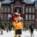 SUENA MÚSICA NORTEÑA EN TOKIO; RECORRE MASCOTA DEL MUNDIAL EN NUEVO LEÓN CALLES NIPONAS