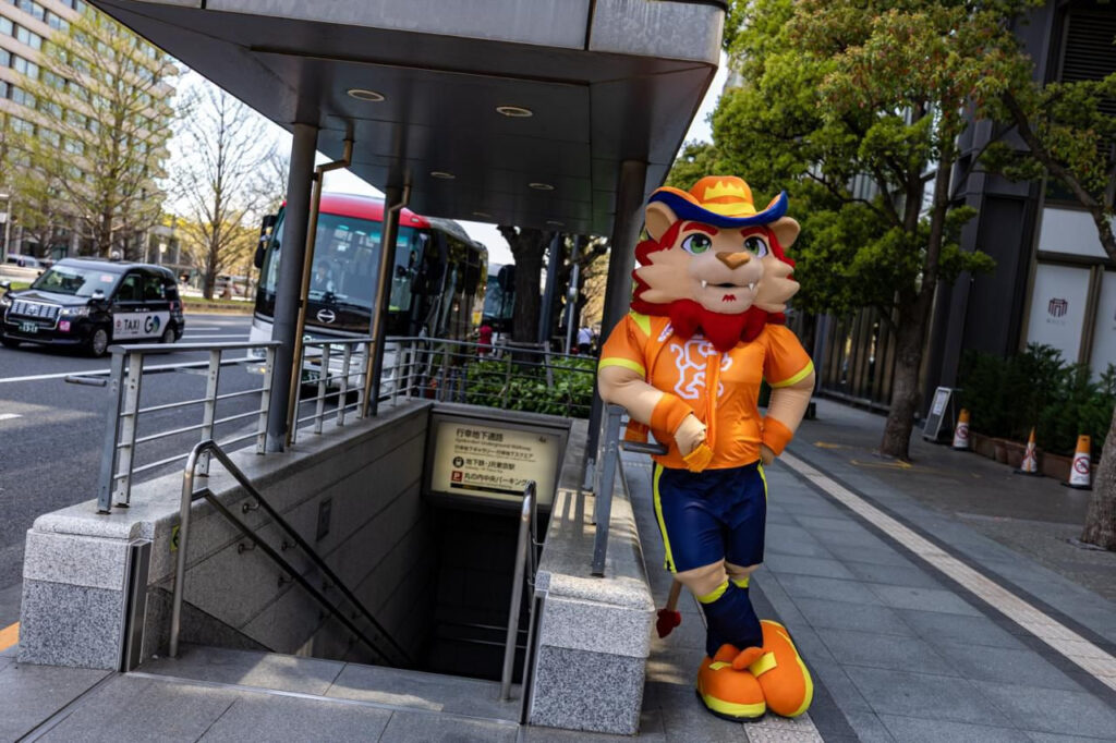 SUENA MÚSICA NORTEÑA EN TOKIO; RECORRE MASCOTA DEL MUNDIAL EN NUEVO LEÓN CALLES NIPONAS 2 photo 2026 04 06 08 12 05