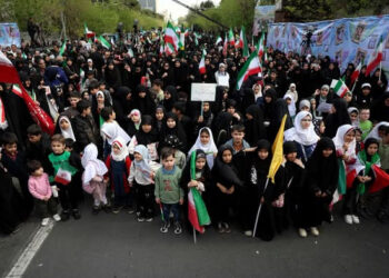 PONE IRÁN ESCUDOS HUMANOS ANTE AMENAZA DE TRUMP DE DESAPARECER A TODA UNA CIVILIZACIÓN; RESPONDEN MILES DE CIVILES AL LLAMADO