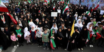 PONE IRÁN ESCUDOS HUMANOS ANTE AMENAZA DE TRUMP DE DESAPARECER A TODA UNA CIVILIZACIÓN; RESPONDEN MILES DE CIVILES AL LLAMADO