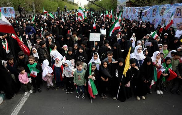 PONE IRÁN ESCUDOS HUMANOS ANTE AMENAZA DE TRUMP DE DESAPARECER A TODA UNA CIVILIZACIÓN; RESPONDEN MILES DE CIVILES AL LLAMADO
