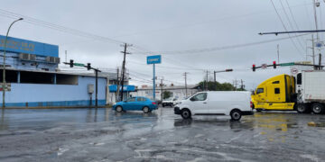 DAÑAN BACHES EN LEONES A 45 AUTOS… Y QUIERE ADRIÁN GASTAR 280 MILLONES DE PESOS EN COMPRAR CASAS PARA ALINEAR AVENIDA