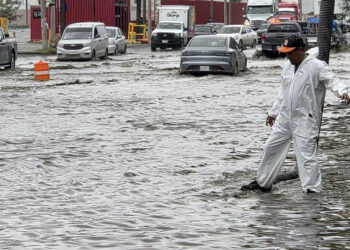INUNDA BASURA DE SAN NICOLÁS AVENIDA LOS ÁNGELES; RESULTAN VEHÍCULOS CON DAÑOS TRAS CAER EN BACHES Y REGISTROS