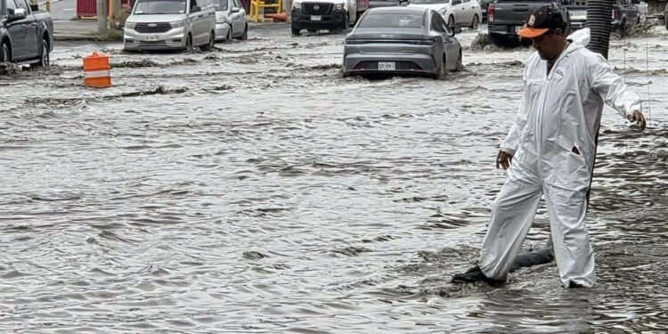 INUNDA BASURA DE SAN NICOLÁS AVENIDA LOS ÁNGELES; RESULTAN VEHÍCULOS CON DAÑOS TRAS CAER EN BACHES Y REGISTROS