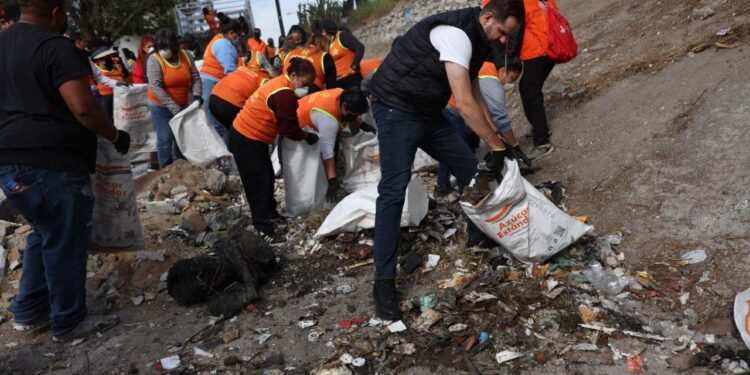REBASA VOLUNTARIADO DE PARTICIPACIÓN CIUDADANA 1500 LLANTAS Y 100 TONELADAS DE BASURA SACADAS DEL RÍO SANTA CATARINA