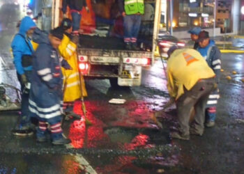 DAÑAN BACHES EN LEONES A 45 AUTOS… Y QUIERE ADRIÁN GASTAR 280 MILLONES DE PESOS EN COMPRAR CASAS PARA ALINEAR AVENIDA