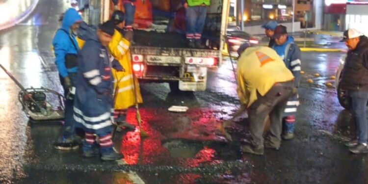 DAÑAN BACHES EN LEONES A 45 AUTOS… Y QUIERE ADRIÁN GASTAR 280 MILLONES DE PESOS EN COMPRAR CASAS PARA ALINEAR AVENIDA 1 DAÑAN BACHES EN LEONES A 45 AUTOS… Y QUIERE ADRIÁN GASTAR 280 MILLONES DE PESOS EN COMPRAR CASAS PARA ALINEAR AVENIDA