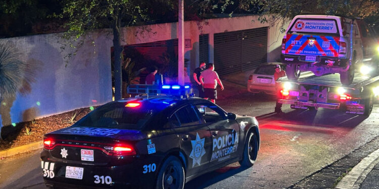 ROBAN UNIDAD DE PROTECCIÓN CIVIL DE MONTERREY FRENTE A RESCATISTAS; NO HAY DETENIDOS 1 ROBAN UNIDAD DE PROTECCIÓN CIVIL DE MONTERREY FRENTE A RESCATISTAS; NO HAY DETENIDOS