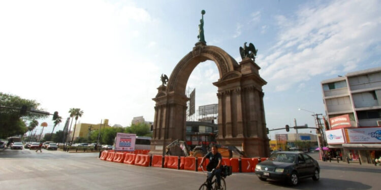 RECHAZA COMUNIDAD CULTURAL DEMOLICIÓN DE OBRAS EN ARCO DE LA INDEPENDENCIA; REPRUEBAN DESTRUCCIÓN INICIADA POR ADRIÁN