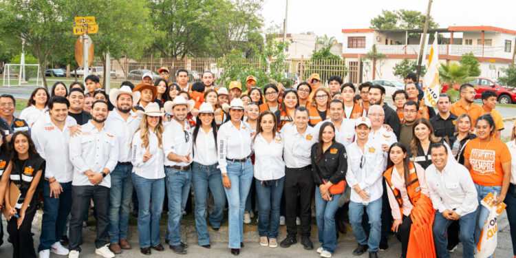 RECORREN COLOSIO Y MC SAN NICOLÁS SANTO DOMINGO; VISITAN CASA POR CASA PARA PREGUNTAR: ‘¿CÓMO ESTÁS?, ¿QUÉ OCUPAS? Y ¿CÓMO TE APOYO?’