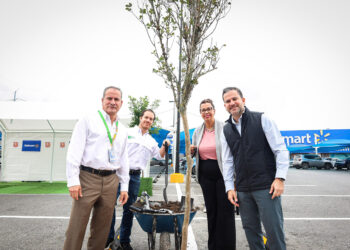 REFORESTAN ESTACIONAMIENTOS WALMART Y SECRETARÍA DEL MEDIO AMBIENTE DEL ESTADO; BUSCAN REDUCIR ISLAS DE CALOR EN LA CIUDAD