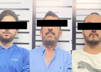 DETIENEN A 3 POR PLEITO EN LA CARRETERA NACIONAL; BAJAN CONDUCTORES DE VEHÍCULOS PARA PELEAR EN MEDIO DEL CAOS VIAL