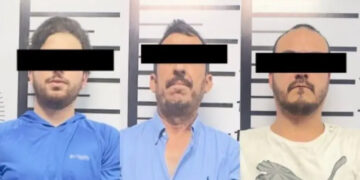 DETIENEN A 3 POR PLEITO EN LA CARRETERA NACIONAL; BAJAN CONDUCTORES DE VEHÍCULOS PARA PELEAR EN MEDIO DEL CAOS VIAL