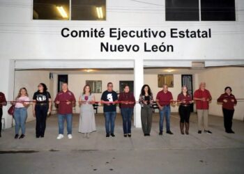 SON MORENA Y PAN VECINOS; SE MUDA PARTIDO GUINDA FRENTE A SEDE ESTATAL ALBIAZUL