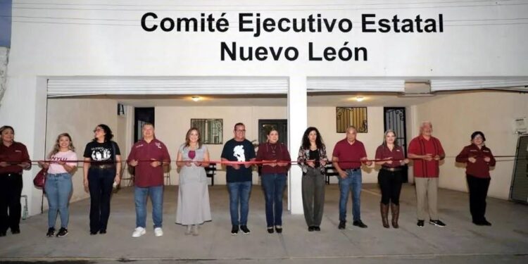 SON MORENA Y PAN VECINOS; SE MUDA PARTIDO GUINDA FRENTE A SEDE ESTATAL ALBIAZUL