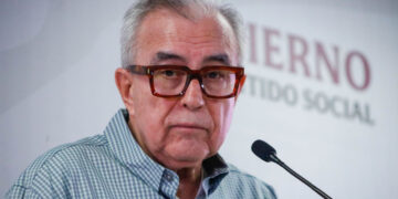 PIDE EU DETENER Y EXTRADITAR A RUBÉN ROCHA MOYA; LO ACUSAN DE NARCOTRÁFICO Y PROTEGER AL CÁRTEL DE SINALOA JUNTO CON 9 FUNCIONARIOS Y EX FUNCIONARIOS
