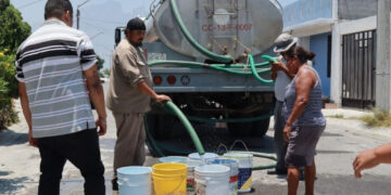 ENVIARÁ MONTERREY PIPAS POR CORTES DE AGUA; ANUNCIA ADRIÁN APOYO A 10 COLONIAS