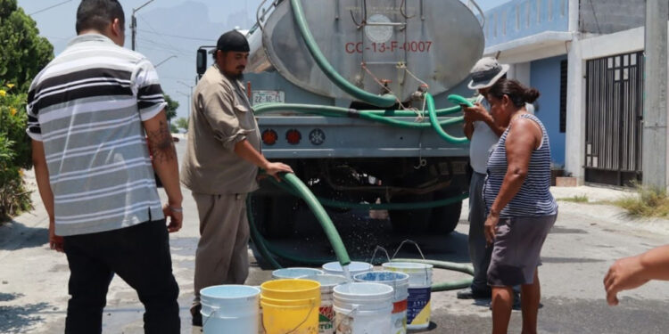 ENVIARÁ MONTERREY PIPAS POR CORTES DE AGUA; ANUNCIA ADRIÁN APOYO A 10 COLONIAS
