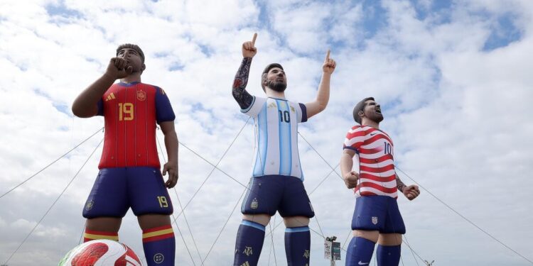 MONUMENTAL CAMPAÑA EN CALIFORNIA: INFLABLES GIGANTES DE MESSI, LAMINE YAMAL Y PULISIC SE APODERAN DEL MUELLE DE SANTA MÓNICA 1 MONUMENTAL CAMPAÑA EN CALIFORNIA: INFLABLES GIGANTES DE MESSI, LAMINE YAMAL Y PULISIC SE APODERAN DEL MUELLE DE SANTA MÓNICA