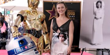 EL LEGADO DE LA FUERZA: BILLIE LOURD HONRA A CARRIE FISHER EN EL STAR WARS DAY JUNTO A SUS HIJOS