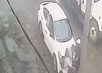 DIFUNDEN ATAQUE BRUTAL EN SAN NICOLÁS; CAPTA CÁMARA DE SEGURIDAD AGRESIÓN A MUJER CON MACHETE POR PARTE DE SU ESPOSO; FEMINICIDA SIGUE SIN SER DETENIDO POR LA FISCALÍA
