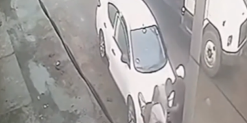 DIFUNDEN ATAQUE BRUTAL EN SAN NICOLÁS; CAPTA CÁMARA DE SEGURIDAD AGRESIÓN A MUJER CON MACHETE POR PARTE DE SU ESPOSO; FEMINICIDA SIGUE SIN SER DETENIDO POR LA FISCALÍA