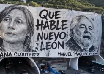 HACE TATIANA PROPAGANDA EN EL TÚNEL; ‘DESPLIEGA’ MACRO MANTA DE IA CON SU IMAGEN Y LA DE SU PADRE SOBRE MURAL DE ARTE URBANO DE COLOSIO