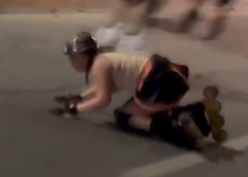 CAE PATINADORA A TODA VELOCIDAD EN AVENIDA DE MONTERREY; SUFRE MUJER LESIONES