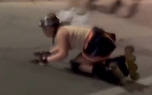 CAE PATINADORA A TODA VELOCIDAD EN AVENIDA DE MONTERREY; SUFRE MUJER LESIONES