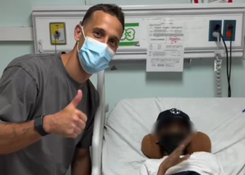 SERGIO CANALES VUELVE A MONTERREY… PARA REGALAR SONRISAS A NIÑO HOSPITALIZADO