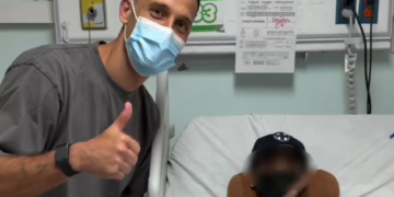 SERGIO CANALES VUELVE A MONTERREY… PARA REGALAR SONRISAS A NIÑO HOSPITALIZADO