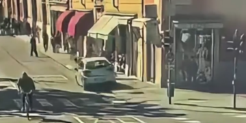 EMBISTE AUTO A PEATONES EN ITALIA; DEJA 8 HERIDOS Y CAUSA PÁNICO EN MÓDENA 2 EMBISTE AUTO A PEATONES EN ITALIA; DEJA 8 HERIDOS Y CAUSA PÁNICO EN MÓDENA