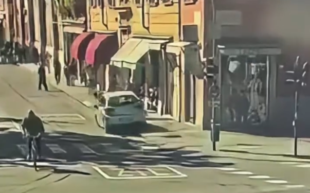 EMBISTE AUTO A PEATONES EN ITALIA; DEJA 8 HERIDOS Y CAUSA PÁNICO EN MÓDENA 1 EMBISTE AUTO A PEATONES EN ITALIA; DEJA 8 HERIDOS Y CAUSA PÁNICO EN MÓDENA