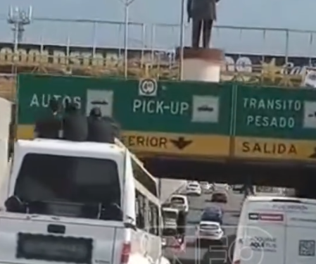 CAPTAN RIESGO EN LIMUSINA; JÓVENES CASI SE GOLPEAN CON PASO A DESNIVEL DE GONZALITOS