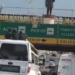 CAPTAN RIESGO EN LIMUSINA; JÓVENES CASI SE GOLPEAN CON PASO A DESNIVEL DE GONZALITOS
