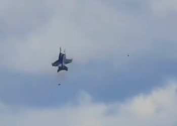 CHOCAN AVIONES DE COMBATE EN SHOW AÉREO DE EU; PILOTOS LOGRAN EYECTARSE