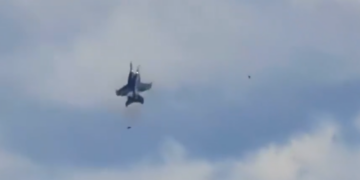 CHOCAN AVIONES DE COMBATE EN SHOW AÉREO DE EU; PILOTOS LOGRAN EYECTARSE