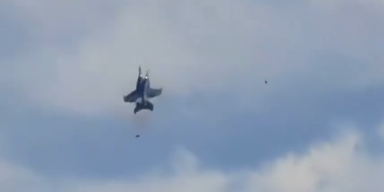 CHOCAN AVIONES DE COMBATE EN SHOW AÉREO DE EU; PILOTOS LOGRAN EYECTARSE